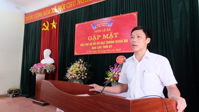Ông Cam Văn Vũ, Phó chủ tịch Ủy ban nhân dân xã Đa Tốn phát biểu chúc mừng buổi gặp mặt của dòng họ Đặng thôn Lê Xá.