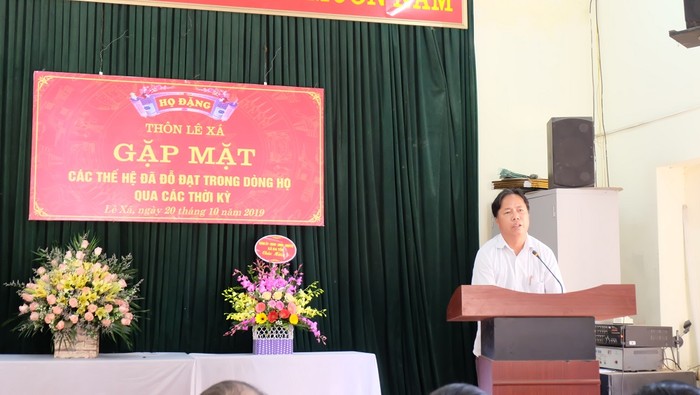 Đại diện chính quyền thôn, ông Đặng Văn Dụ, bí thư chi bộ thôn Lê Xá phát biểu chúc mừng.