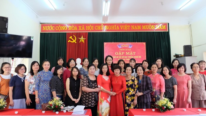 Cũng nhân dịp 20/10, các cụ, các bà, các cô con dâu trong họ Đặng thôn Lê Xá cũng có mặt và nhận lời chúc mừng ngày phụ nữ Việt Nam.
