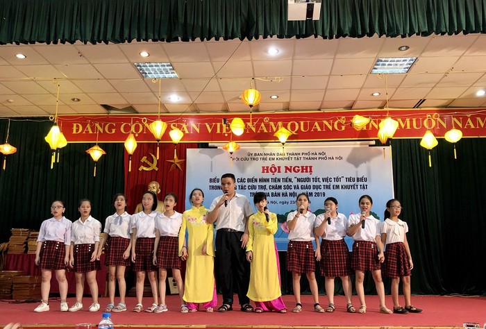 Các em học sinh khuyết tật trường Nguyễn Đình Chiều biểu diễn văn nghệ tại hội nghị. Ảnh Ngọc Trang