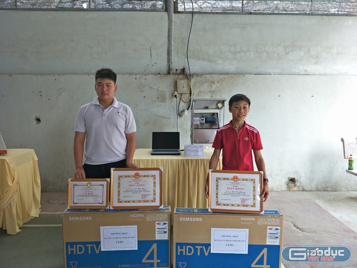 Thành quả của 2 học trò được lãnh đạo huyện Xín Mần ghi nhận (ảnh thầy Mạo cung cấp)