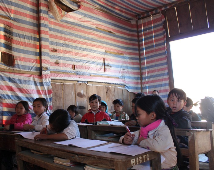 Ở vùng cao Sìn Hồ còm rất nhiều lớp học tạm, các em học sinh còn đói. Trong Ảnh Lớp học tạm tại trường Tiểu học xã Hồng Thu, huyện Sìn Hồ (Ảnh tư liệu)