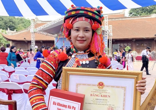 Cô giáo Khoàng Hà Pơ nhận bằng khen của Bộ trưởng Bộ Giáo dục và Đào tạo. Ảnh: Nhân vật cung cấp