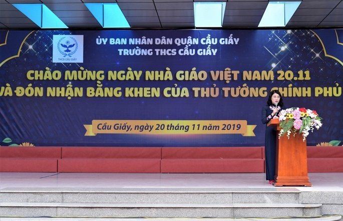 Cô Lê Kim Anh - Hiệu trưởng trường Trung học cơ sở Cầu Giấy điểm lại quá trình 10 năm xây dựng và trưởng thành của thầy và trò nhà trường.