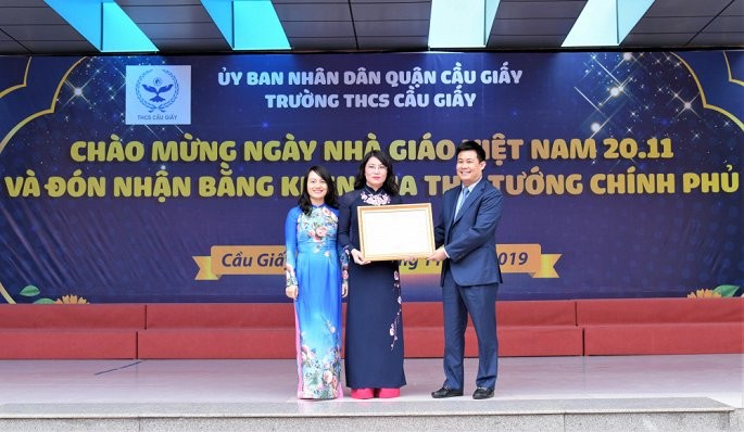 Đại diện Bộ Giáo dục và Đào tạo trao tặng bằng khen của Thủ tướng cho trường Trung học cơ sở Cầu Giấy.