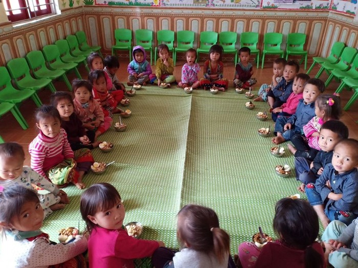 Bữa cơm ấm lòng của các em học sinh điểm trường Làng Tấn 2, xã Thanh Vân, Quản Bạ. Ảnh: Nguyễn Toan