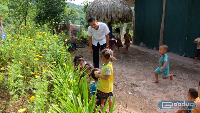 Thầy Nguyễn Xuân Thuận thăm các em học sinh mầm non ở Nộc Cốc (xã Vàng Đán, huyện Nậm Pồ). Ảnh: LC