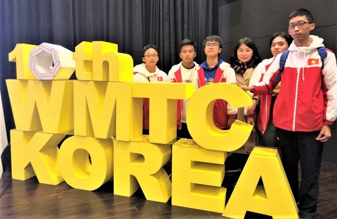 Cô giáo Lê Kim Anh và đội tuyển Toán của Trường Trung học cơ sở Cầu Giấy tham dự cuộc thi vô địch Toán thế giới. Ảnh: Trường Trung học cơ sở Cầu Giấy