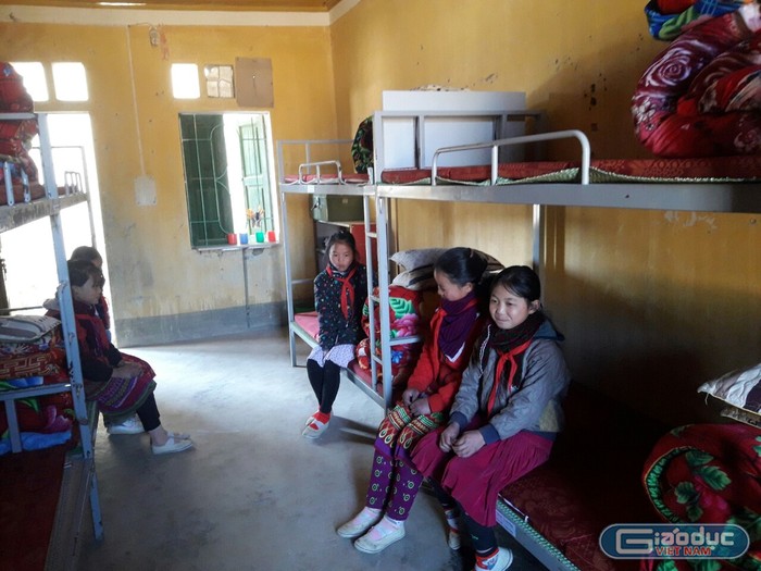Các em học sinh nữ tại trường Phổ thông dân tộc bán trú Trung học cơ sở Lũng Cú ấm áp trong phòng nghỉ bán trú.