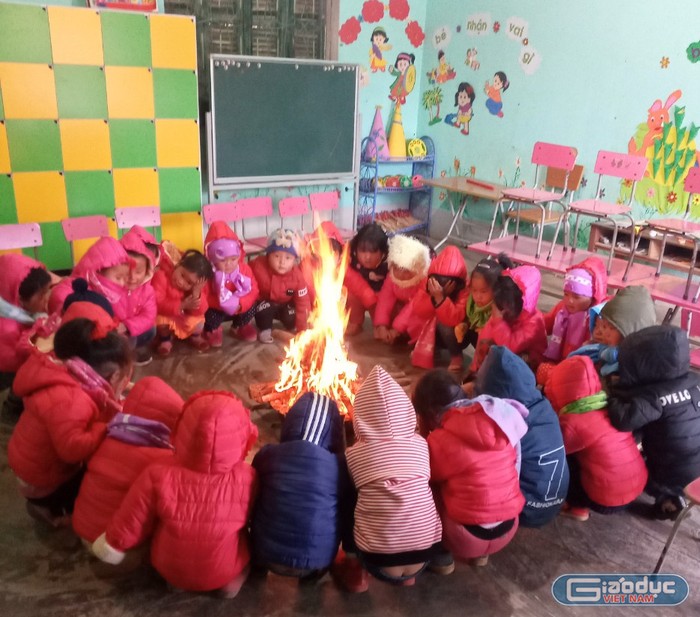 Đốt lửa trong lớp học để sưởi ấm cho các em học sinh tại trường Mầm non Đồng Văn.