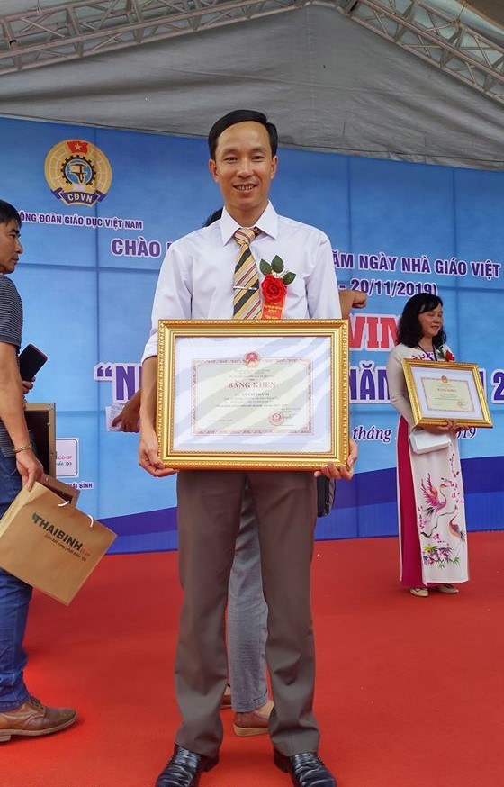 Thầy giáo Lý Chí Thành nhận bằng khen của Bộ Giáo dục và Đào tạo. Ảnh: NVCC