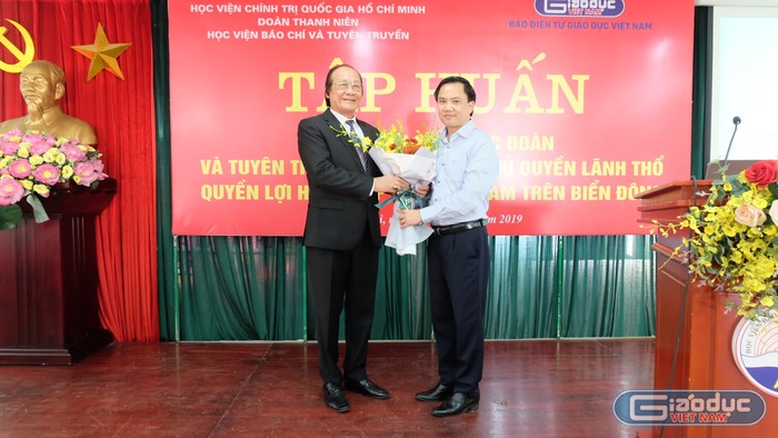 Bí thư Đoàn thanh niên Học viện Chính trị Quốc gia Hồ Chí Minh tặng hoa và gửi lời cảm ơn Báo điện tử Giáo dục Việt Nam, Tiến sĩ Trần Công Trục đã tham gia buổi tập huấn đặc biệt. Ảnh: LC
