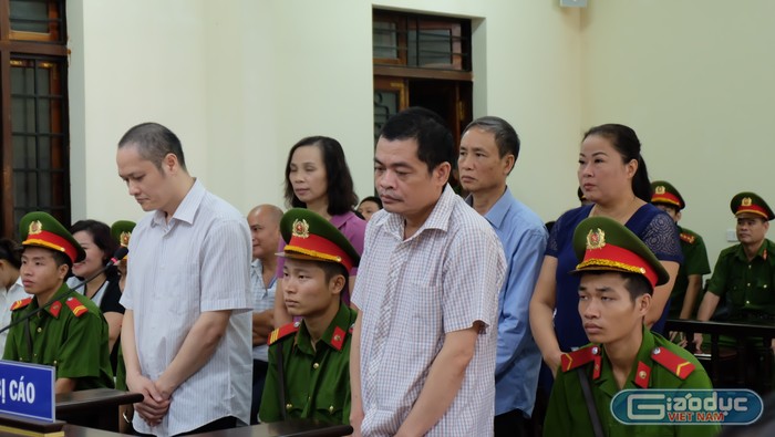 Các bị cáo trong vụ gian lận điểm thi tại Hà Giang năm 2018 hầu tòa. Ảnh: LC