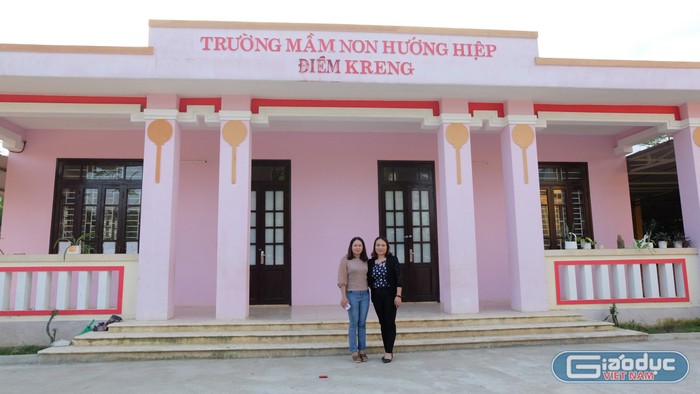 Cô giáo Hồ Thị Trung cùng cô giáo Trần Thị Thu - Hiệu trưởng Trường mầm non Hướng Hiệp thăm điểm trường Kreng. Ảnh: LC