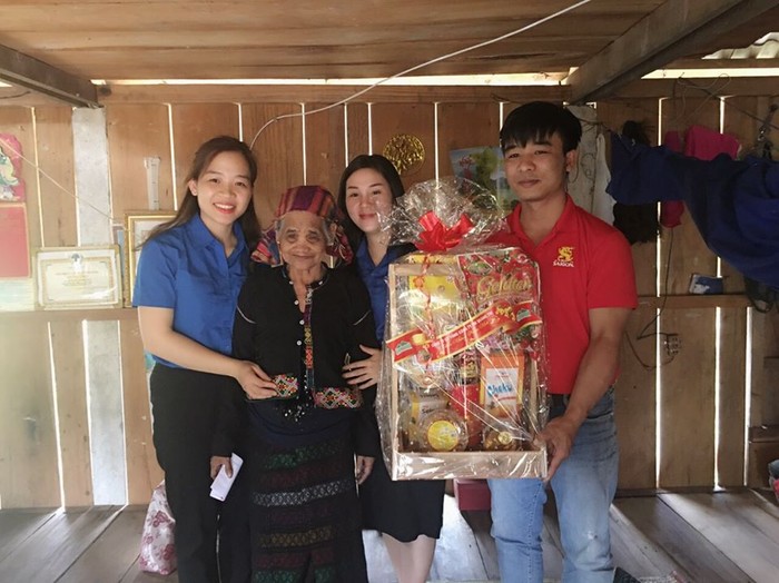 Phần quà tặng các Mẹ (1 triệu đồng tiền mặt và kẹo bánh) được các nhà hảo tâm và Tỉnh đoàn Quảng Trị thực hiện.
