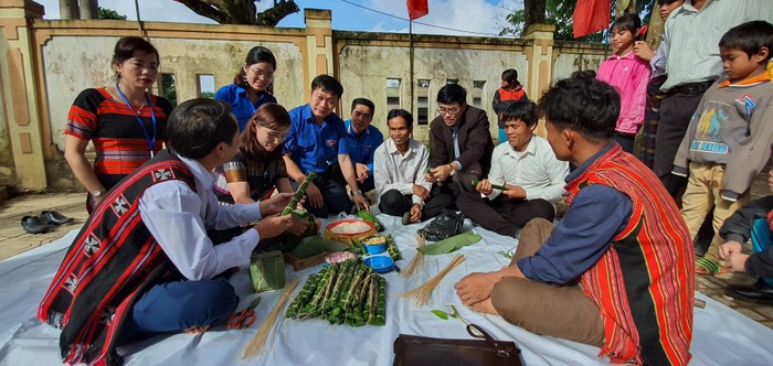 Các đại biểu tham gia được trải nghiệm gói bánh truyền thống của bà con dân tộc Vân Kiều.