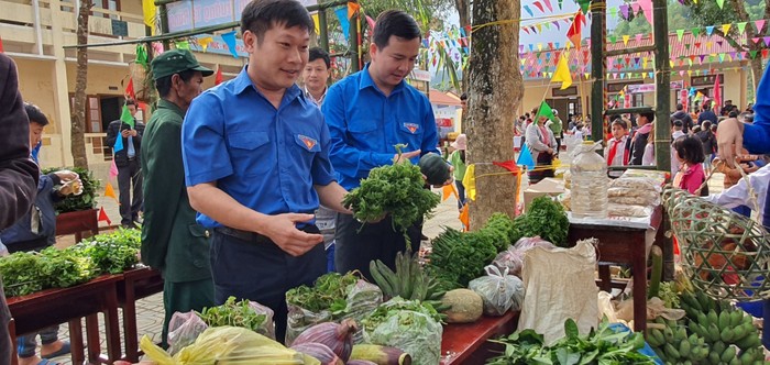 Các đại biểu mua hàng tại Phiên chợ &quot;phiên chợ vùng cao&quot; của các điểm trường.