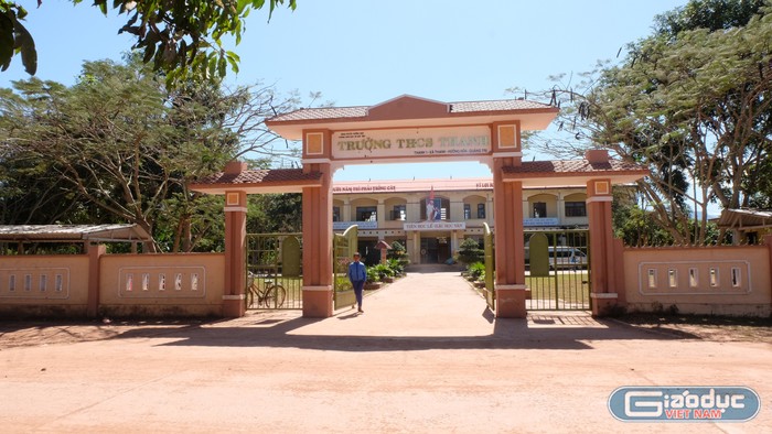 Nhìn bề ngoài, trường Trung học cơ sở Thanh là một ngôi trường khang trang giữa vùng khó miền biên giới Việt Lào. Ảnh: LC
