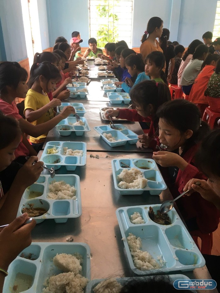 Sau giờ học là bữa trưa, những bữa cơm có giá 8 ngàn ở trường là bữa cơm ngon hơn rất nhiều so với ở nhà.