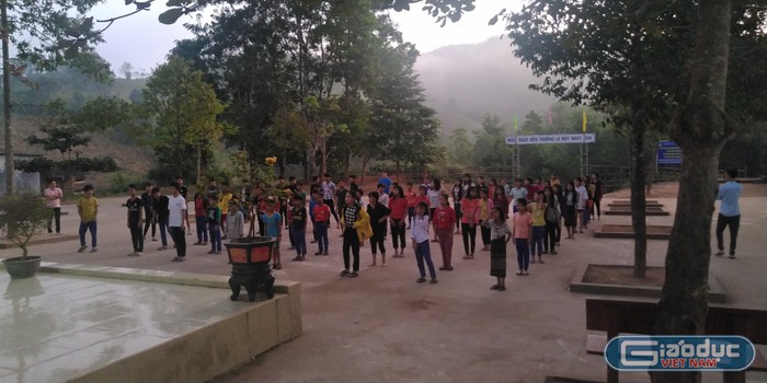 Các em học sinh ở Pa Nang bắt đầu ngày mới với màn tập thể dục buổi sáng lúc 6h30.