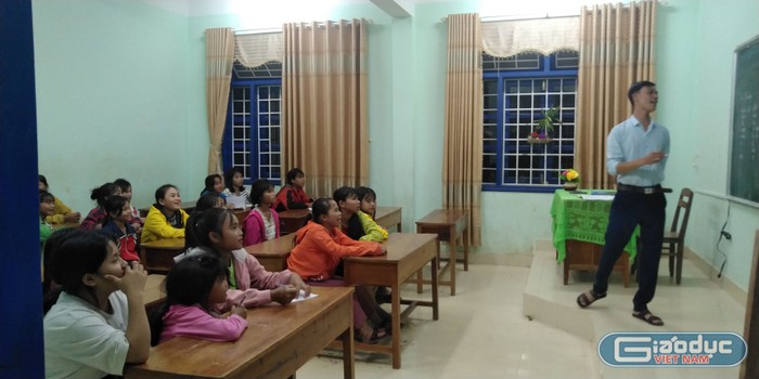 Ngoài giờ học, trường Pa Nang dạy tăng cường song ngữ tiếng Việt và tiếng Vân Kiều.