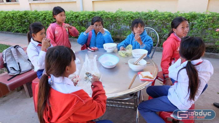 Bữa cơm học trò vùng khó, cái nghèo có thể khiến các em phải nghỉ học bất cứ lúc nào.
