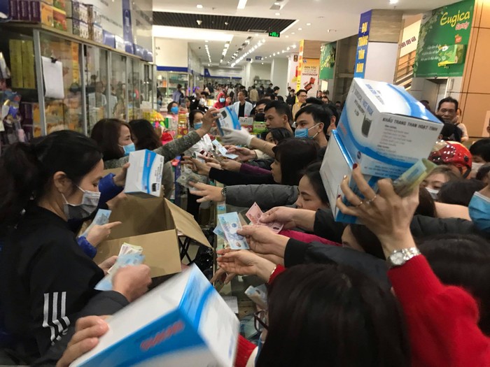 Cảnh tượng hỗn loạn khi mua khẩu trang ở chợ thuốc Hapulico ngày 31/1. Ảnh: VTV