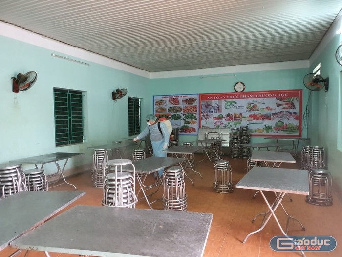 Khu vực nhà ăn của các trường trên địa bàn huyện Đồng Văn đều được phun thuốc khử trùng.