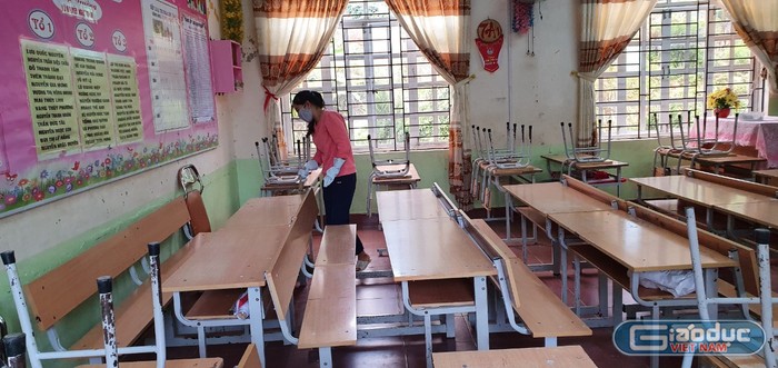Tại Xín Mần, công tác vệ sinh lớp học được trú trọng trong thời gian học sinh nghỉ học. Ảnh: LC