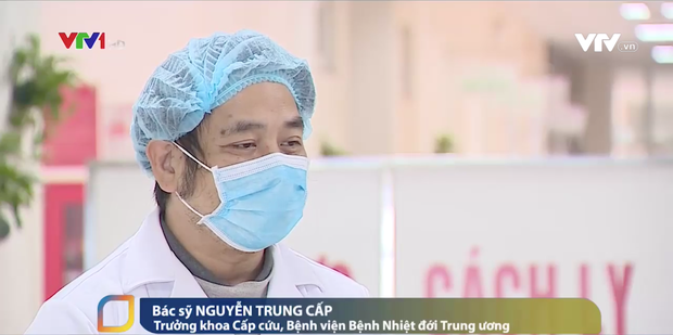 Bác sĩ Nguyễn Trung Cấp - Trưởng khoa Cấp cứu, Bệnh viện Nhiệt đới Trung ương chia sẻ câu chuyện - Ảnh từ phóng sự của Việt Nam hôm nay phát trên VTV.