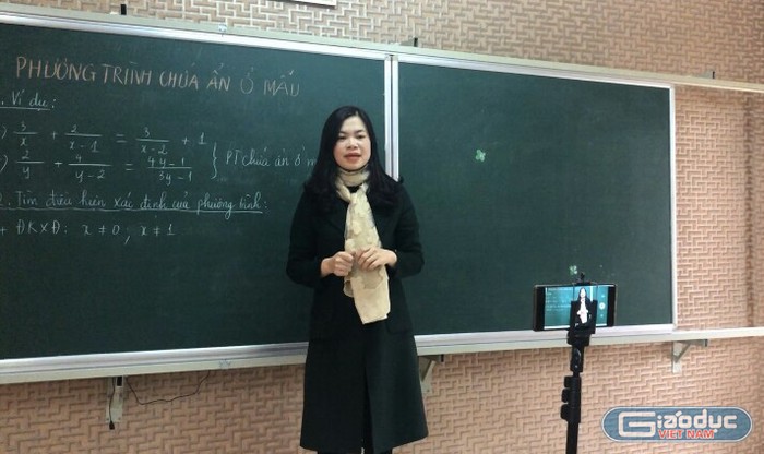 Giáo viên trường Trung học cơ sở Tân Thành thực hiện video giảng dạy trực tuyến. Ảnh: PV
