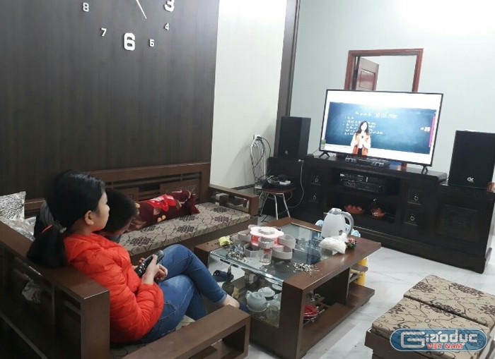 Học sinh trường Trung học cơ sở Tân Thành dễ dàng theo dõi bài giảng trực tuyến của giáo viên ở nhà. Ảnh: Phương Vi