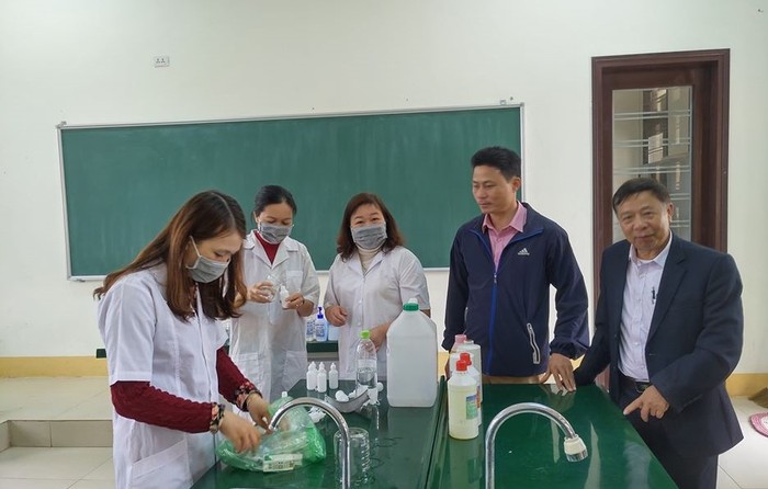 Các thầy cô giáo ở trường Hướng Hóa pha chế nước rửa tay khô theo tiêu chuẩn của WH0. Ảnh do thầy Lý Chí Thành, Trường trung học phổ thông Hướng Hóa cung cấp.