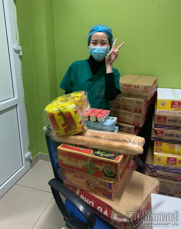 Người dân ủng hộ lương thực, nhu yếu phẩm, những món quà nhỏ nhưng là nguồn động viên kịp thời cho đội ngũ y bác sĩ (ảnh: Vietnamnet).