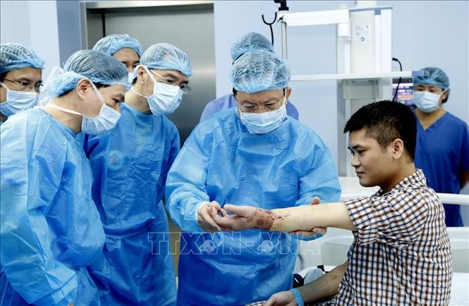 Việt Nam đã thực hiện thành công ca ghép tay đầu tiên trên thế giới từ người cho sống. Ảnh TTXVN