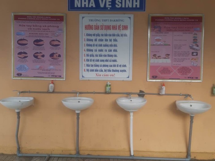 Hướng dẫn rửa tay tại trường Trung học phổ thông Đakrong.