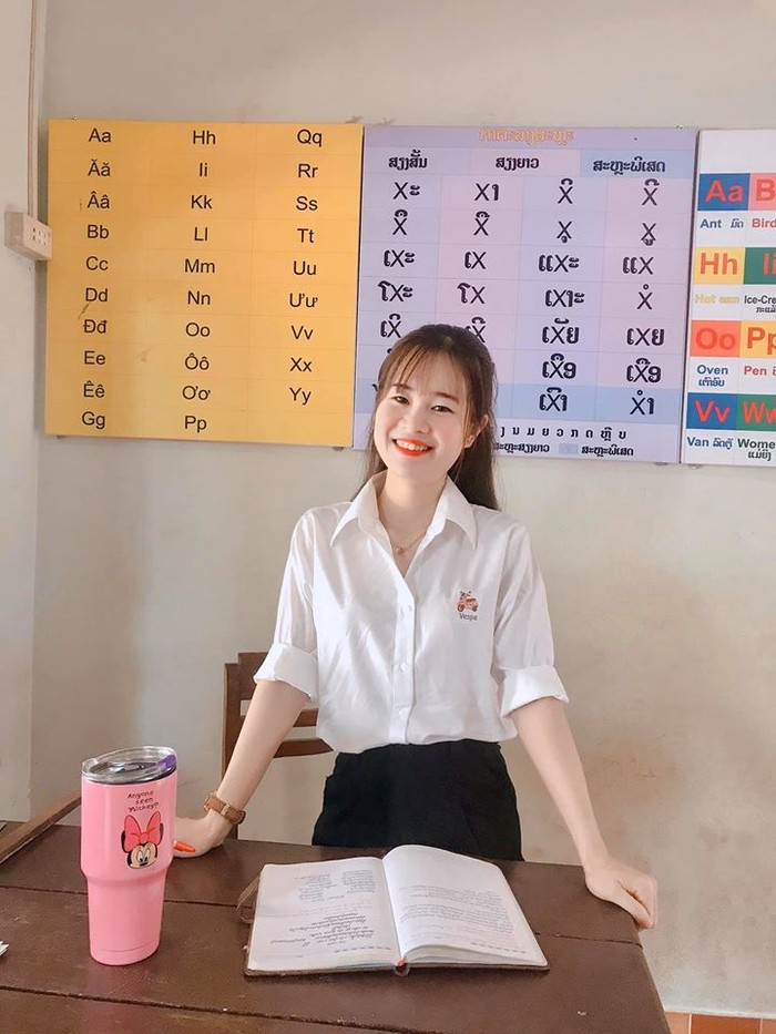 Hình ảnh cô giáo Ly Ly tại lớp học tiếng Việt tại nước bạn Lào. Ảnh: FB nhân vật