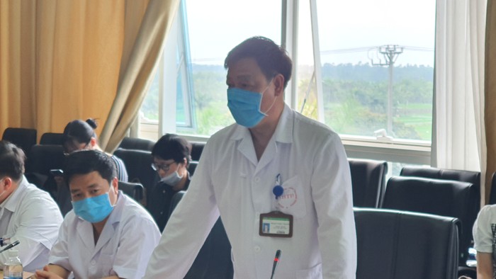Phó giáo sư, Tiến sĩ Phạm Ngọc Thạch, Giám đốc Bệnh viện Bệnh Nhiệt đới Trung ương báo cáo kết quả thu dung điều trị tại Bệnh viện Nhiệt đới Trung ương cơ sở 2 với Đoàn làm việc của Bộ Y tế.
