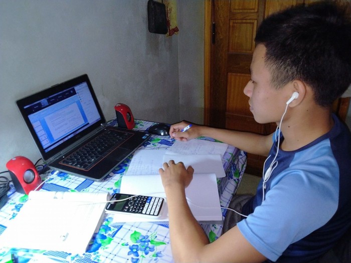 Em Trần Văn Quốc- lớp 12A trường Bến Hải đang tham gia giờ học trực tuyến. Ảnh do trường Bến Hải cung cấp.