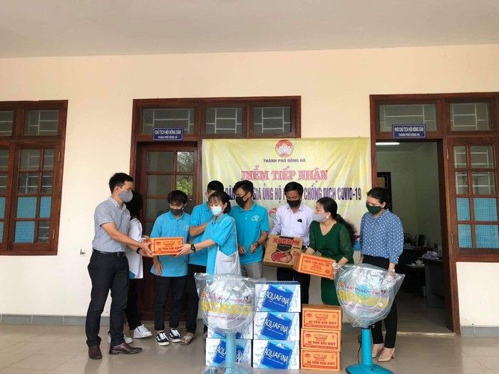 Đại diện Câu lạc bộ Kỹ Năng trường Đông Hà trao quà ủng hộ Covi-19 tại Quảng Trị. Ảnh: LC