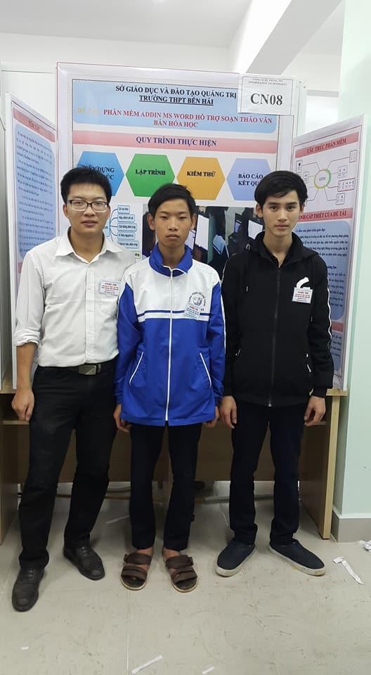 Thầy giáo trẻ Nguyễn Đăng Quảng (đeo kính) trong lần đưa học sinh đi thi Khoa học kỹ thuật dành cho học sinh của tỉnh Quảng Trị. Ảnh: Nhân vật cung cấp