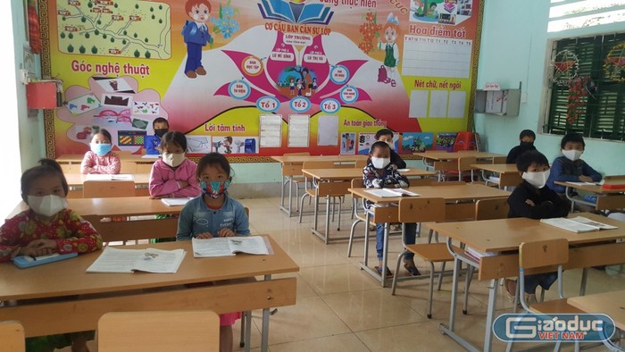 Lớp học giãn cách ở trường Tiểu học Lũng Thầu.
