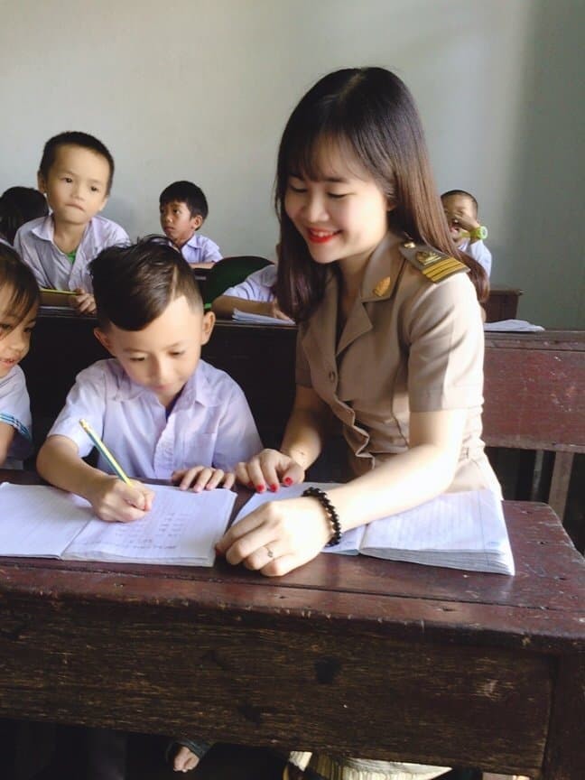 Cô giáo Ly Ly đã để lại hình ảnh đẹp của những nhà giáo Việt Nam trên đất nước bạn Lào. Ảnh: NVCC