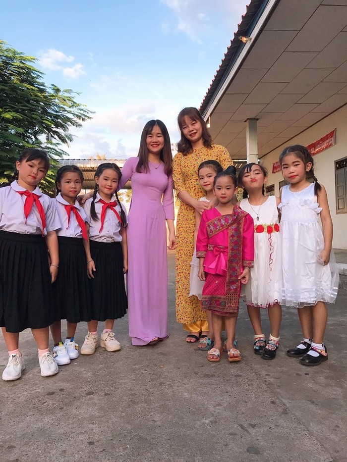 Cô giáo Ly Ly và đồng nghiệp bên các em học sinh trên nước bạn Lào. Sau những năm tháng tuổi trẻ bên nước bạn, các cô trở về đối diện với tương lai bấp bênh. Ảnh: NVCC
