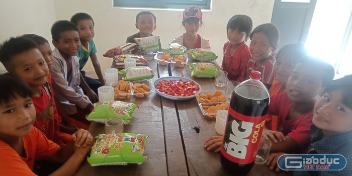 Tiệc chia tay năm học của các em học sinh trường Tiểu học Chiên Lưu (Kỳ Sơn, Nghệ An). Ảnh: Thầy giáo Lường Ngọc Quý.