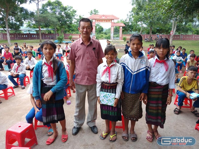 Thầy Nguyễn Ngọc Hiển- Cán bộ Phòng Giáo dục và Đào tạo Hướng Hóa trong một lần đi trao quà cho các em học sinh. Ảnh: NVCC