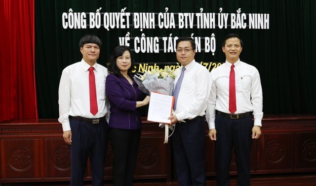 Ông Nguyễn Nhân Chinh (người đeo kính) nhận quyết định của Ban thường vụ tỉnh ủy Bắc Ninh về công tác cán bộ. Ảnh: Tiền Phong