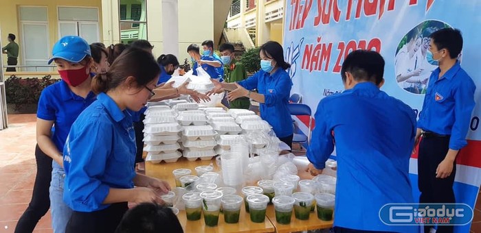 Các bữa ăn miễn phí được các tình nguyện viên chuẩn bị chu đáo cho các thí sinh.