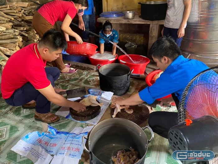 Các tình nguyện viên của Hội chữ thập đỏ, thanh niên tình nguyện huyện Nâm Pồ trực tiếp chuẩn bị, chế biến.