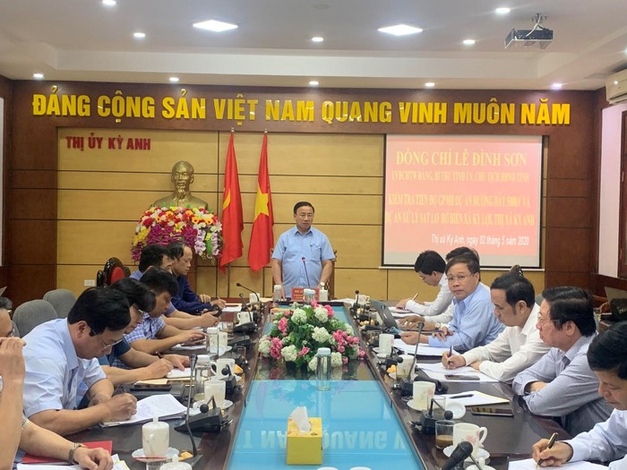 Ông Lê Đình Sơn - Bí thư tỉnh ủy, Chủ tịch Hội đồng nhân dân tỉnh Hà Tĩnh chủ trì buổi làm việc. Ảnh: evnnpt.